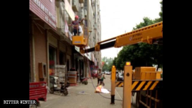 우한시 장샤구 도시 관리국 관리들이 강제로 간판들을 철거하는 모습