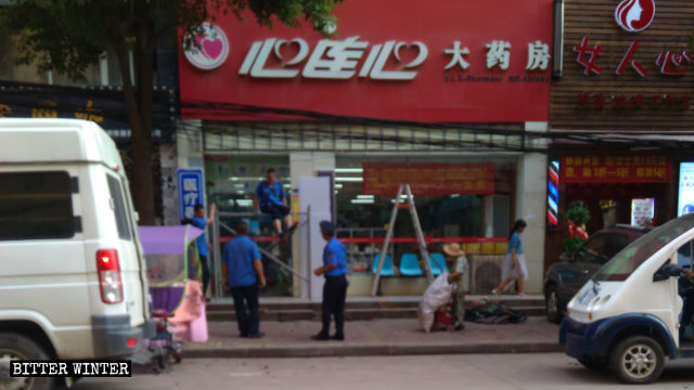 LED 디스플레이 철거 명령이 떨어진 우한시 가게들의 모습