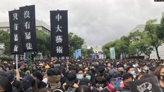지난 2일, 홍콩 중문대 대학본부 앞 백만대도(百萬大道) 광장에는 휴업하고 집회에 나선 홍콩 대학생들과 중학생들로 붐비었다.