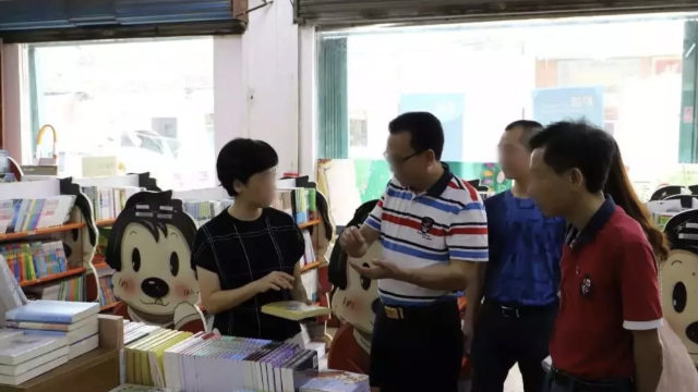 중국 광둥(廣東)성 정부 관리들이 어느 서점에서 출판물들을 검열하는 모습