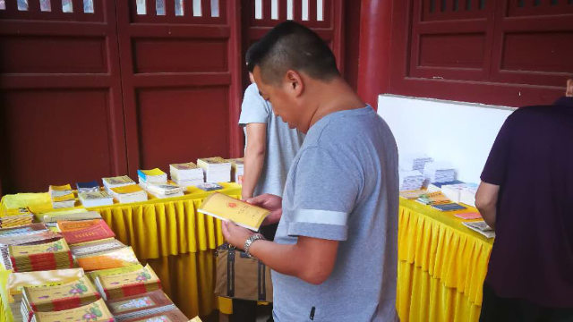 사법 집행관들이 후베이(湖北)성 어느 지역의 한 사찰에 불교 출판물들을 검열하는 모습