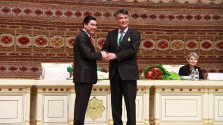 투르크메니스탄 대통령 구르방굴리 베르디무하메도우(Gurbanguly Berdimuhamedow, 왼쪽)로부터 마그팀굴리(Magtymguly) 국제상을 수상하고 있는 타슈폴라트 티이프(Tashpolat Tiyip)