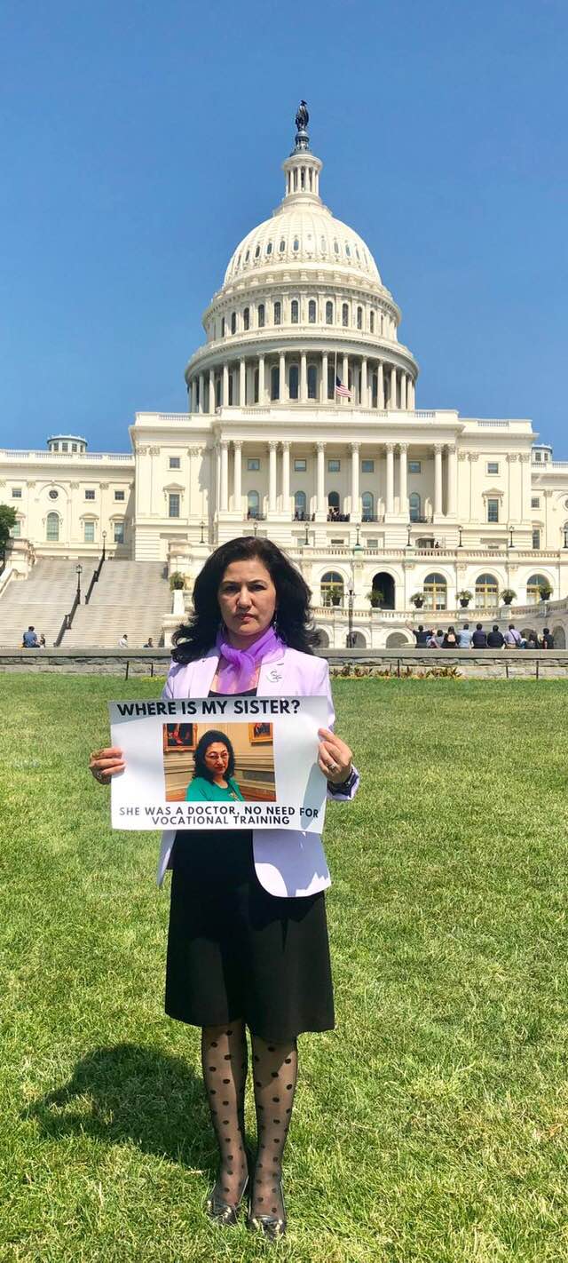 언니 굴샨 아바스 의사를 대신해 워싱턴 DC에서 시위하고 있는 '위구르인을 위한 캠페인'의 설립자 겸 회장인 루샨 아바스