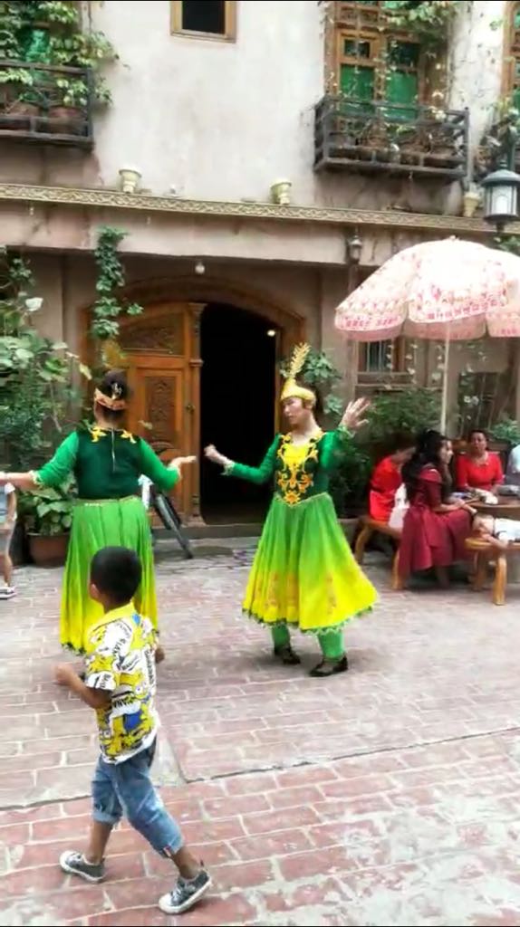 카스(喀什)시에서 위구르족 소녀들은 아무리 싫더라도 한족 관광객들을 위해 춤을 추지 않으면 안 된다.