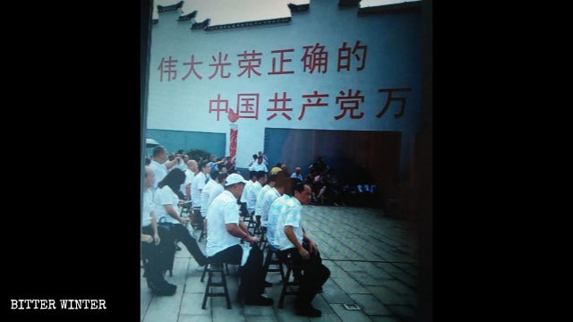 공연에 앞서 황 씨 가족 사당에 “위대하고 영광스럽고 올바른 중국 공산당 만세!”라는 구호가 적힌 포스터가 붙었다
