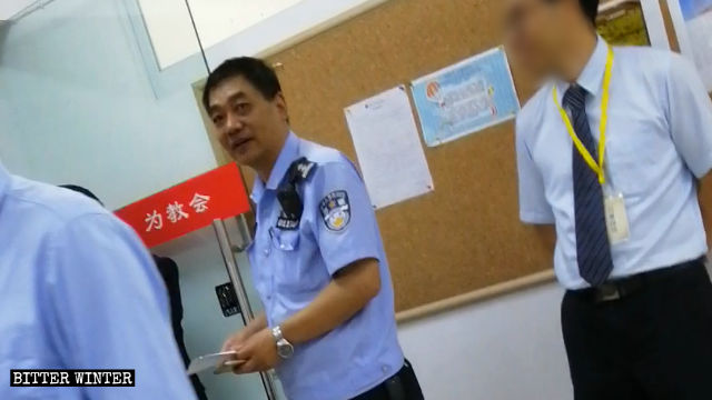 청두(成都)시의 은복(恩福)개혁복음교회를 감시하고 괴롭히는 경찰들