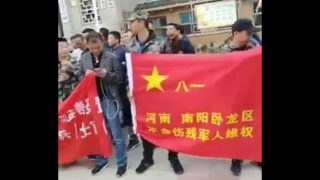 2018년 10월, 중국 전역에서 온 퇴역 군인들이 핑두(平度)시에 모여 집회를 벌이는 모습
