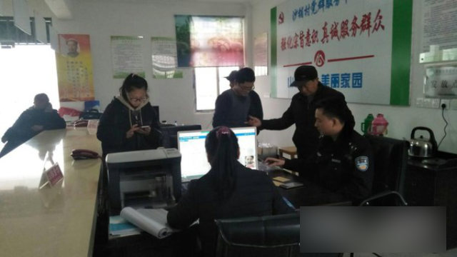 안후이(安徽)성 퉁청(桐城)시 청초(青草) 경찰서에서 주민들의 DNA 샘플을 수집하는 모습