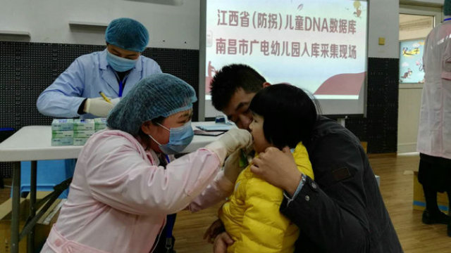 장시성 성도인 난창(南昌)시 소재 광전(廣電) 유치원에서 DNA 샘플이 채취되는 모습