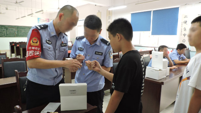 쓰촨(四川)성 스팡(什邡)시 공안국 관리들이 중학교 학생들의 DNA 샘플을 수집하는 모습