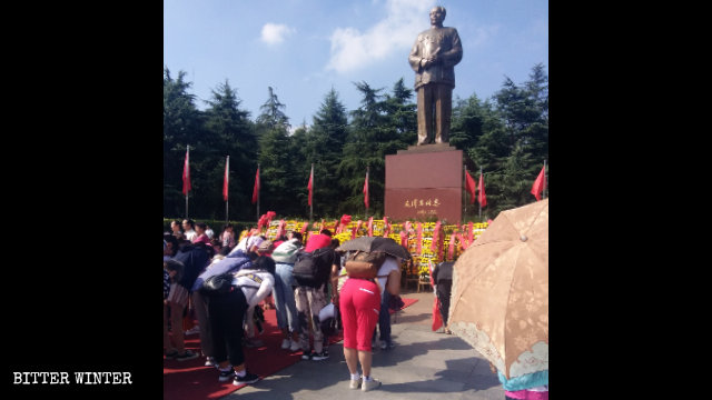 중부 후난(湖南)성 사오산(韶山)시의 ‘마오쩌둥 동상 광장’ 앞에서 절하는 관광객들