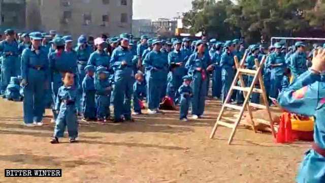 강제로 군복을 입고 '홍군대장정' 행사에 참여한 학부모와 아이들의 모습