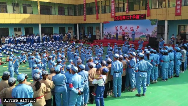 9월 29일, 허난(河南)성 창거(長葛)시 소재 어느 유치원의 원생과 학부모는 애국주의적인 활동에 의무적으로 참여해야 했다.