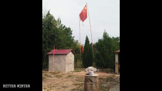 폐쇄된 복림사(福林寺) 바깥에 찢긴 국기가 나부끼는 모습