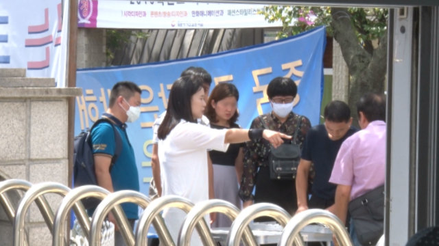 서울 소재 전능신교 건물 밖에서 시위가 벌어지는 도중에 가족들에게 명령을 내리는 오명옥 씨의 모습