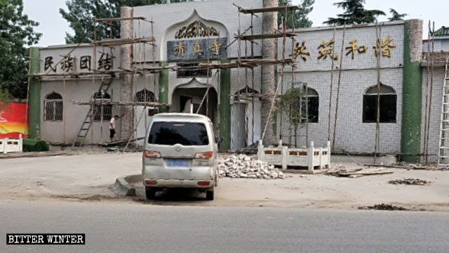 모스크 입구의 기둥과 돔이 철거된 모습