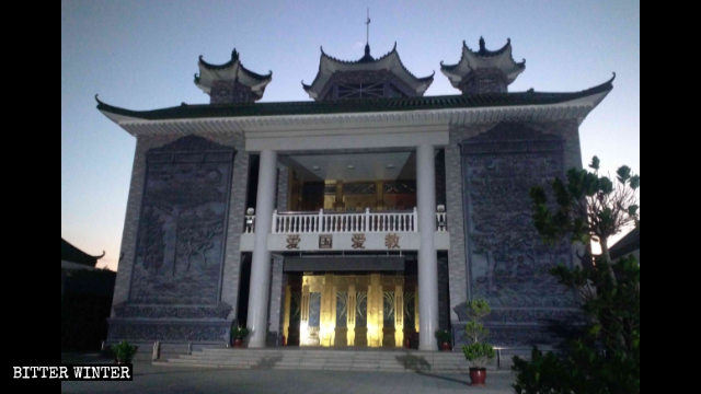 닝샤성 우중(吳忠)시의 어느 모스크에서 양파 모양의 돔이 제거된 모습