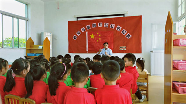 저장(浙江)성 원저우(溫州)시 둥터우(洞頭)구의 한 유치원에서 아이들에게 ‘붉은’ 이야기를 들려주고 있는 한 교사