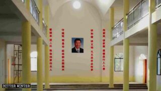 교회의 벽 중앙에 걸려 있는 시진핑 초상화와 그 양쪽에 붙은 선전 구호