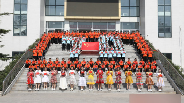 중국 동부 산둥(山東)성의 성도인 지난(濟南)시 소재 간호직업전문학교에서 신장 지역 출신 학생들이 건국절 국기 게양식에 참여한 모습