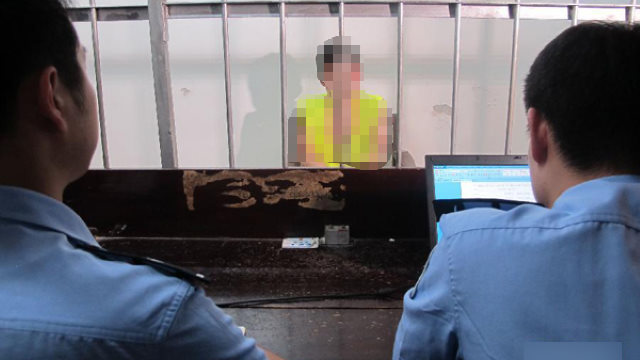 장쑤성의 어느 구치소에서 경찰이 수감자를 심문하는 모습