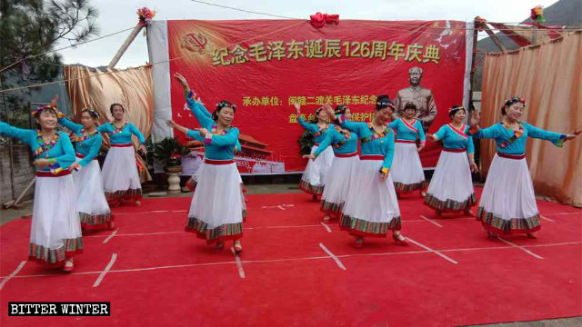 12월 26일, 상라오시 주민들이 마오쩌둥 생일 기념식에서 공연하는 모습