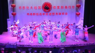 음력설 축하 행사 기간에 공연하고 있는 하얼빈(哈尔滨)시 제14중학교의 신장 학생들