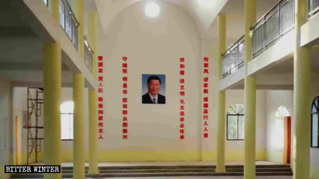 지안(吉安)시의 성당 벽에 붙어 있는 시진핑의 초상화와 선전 구호