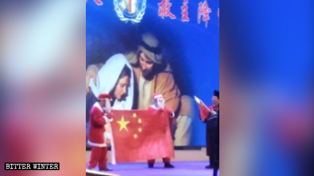공연에서 산타클로스 역을 맡은 배우가 중국 국기를 들고 있는 모습