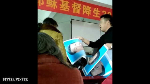 신자들에게 시진핑의 초상화를 배포하고 있는 한 정부 관리