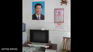 차오창(操場)향의 어느 신자는 집에 강제로 시진핑 초상화를 걸어야 했다.