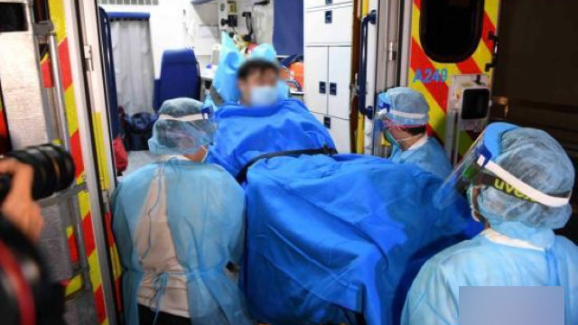 신종 코로나바이러스 감염 의심자를 홍콩 의료진이 이송하는 모습