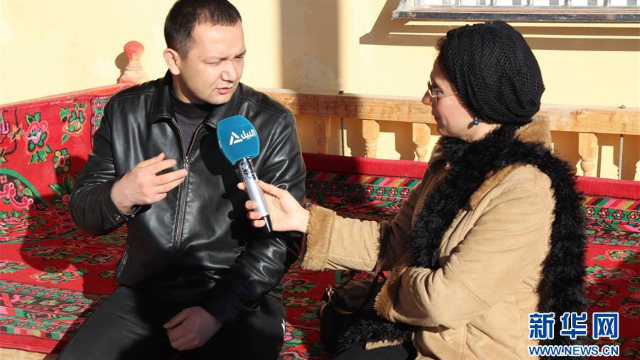 최근에 신장 수용소에서 풀려난 한 주민을 인터뷰하고 있는 나일TV 아나운서