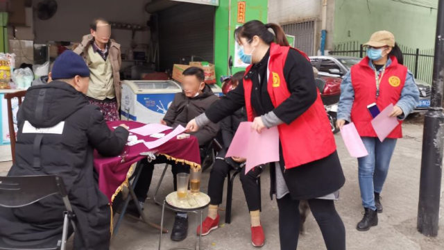 대중에게 전염병 방지와 종교에 대한 전단지를 배포하고 있는 광시(廣西)성 류저우(柳州)시 류난(柳南)구의 주민센터 직원들
