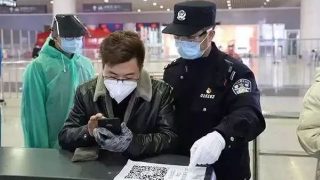 동(東)항저우 철도역의 검문소 경찰들이 승객들에게 핸드폰을 사용해 보건 코드를 스캔하라고 지시하고 있다