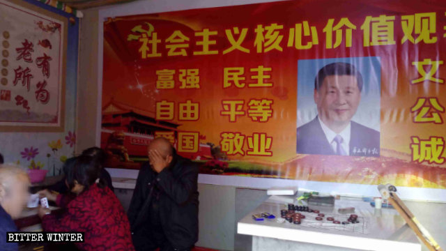 사찰의 제단 위에 붙어 있는 시진핑 초상화와 사회주의 핵심 가치를 선전하는 구호들