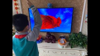 산둥(山東)성 자오저우(膠州)시에서 어느 초등학생이 집에서 TV로 온라인 교육을 받다가 국기 게양식이 방영되자 경례하는 모습
