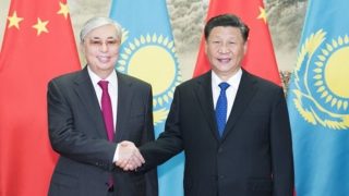 카자흐스탄 대통령 카심조마르트 토카예프(Kassym-Jomart Tokaev)와 함께한 시진핑