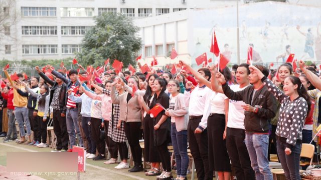 신장 위구르 자치구 허톈(和田)시에서 교사와 학생들이 공산당에 충성을 맹세하는 모습
