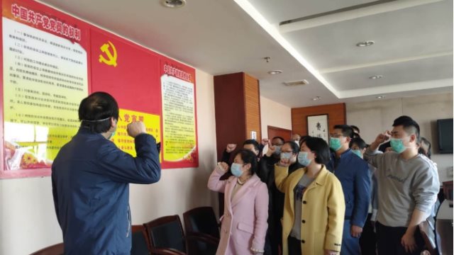 3월, 후난(湖南)성 도량형 연구소에서 연구소 소속 공산당원들을 위해 마련한 정치적 생일 기념식에서 당원들이 입당 선서를 되새기는 모습