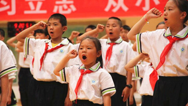 닝샤(寧夏)성 한 초등학교의 어린 개척자들이 어린이날에 ‘훙링진의 마음은 당을 따르네’라는 주제의 활동 시간에 맹세를 하고 있다