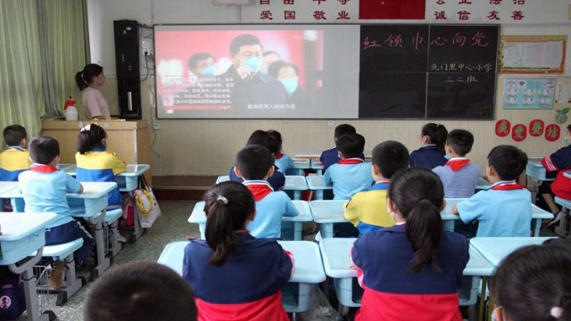 산둥성 지난(濟南)시의 한 초등학교에서는 코로나19와의 싸움을 논의하기 위한 어린이날 행사를 개최했다