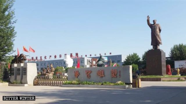 린추화이조각예술유한회사 땅에 서 있는 마오쩌둥상(2019년 5월 사진)