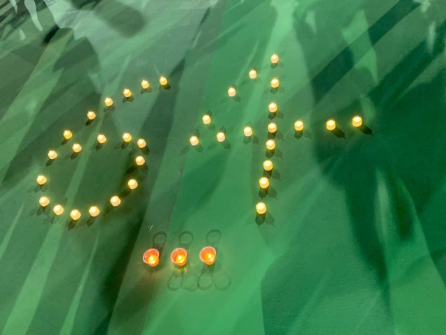 64라는 숫자를 보여 주고 있는 사진 타이틀. ‘64’는 1989년에 발생한 천안문 광장 학살일인 6월 4일을 상징하는 것으로, 이후 유명 민주 구호가 되었다.