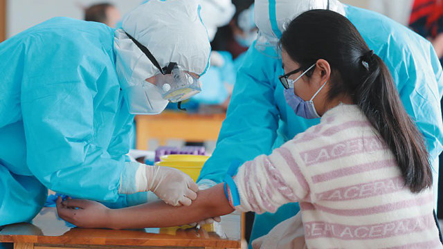 산둥(山東)성 이난(沂南)현에서는 4월, 봉쇄 조치가 해제된 후 수업에 복귀한 모든 교사와 학생이 신체 검사를 받고 혈액 샘플을 제공해야 했다.