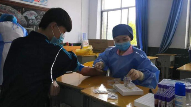5월, 산둥성 페이청(肥城)시 스헝(石橫)진 소재 어느 보건소에서 수업에 복귀한 관내 중학교의 모든 교사와 학생으로부터 혈액 샘플을 채취하는 모습