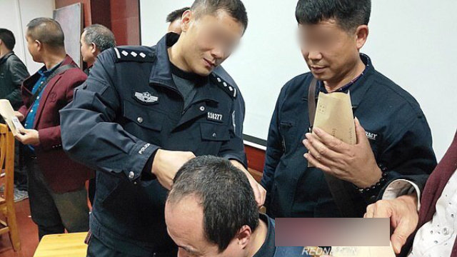 경찰이 후난(湖南)성 융저우(永州)시 신톈(新田)현에서 운전사들의 모발 샘플을 채취하는 모습