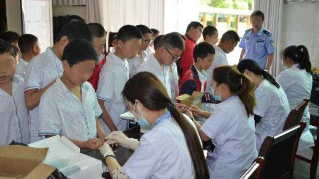 지난해 6월, 후베이(湖北)성 스옌(十堰)시 주시(竹溪)현의 성관(城關) 파출소에서 나온 경찰들이 어느 초등학교 학생들에게서 DNA 샘플을 채취하는 모습