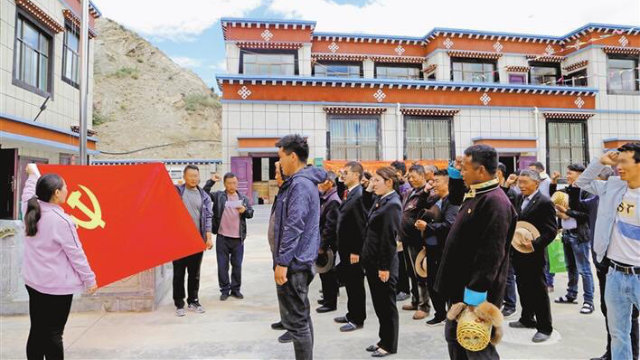 중공 건국 99주년을 기념하고 있는 티베트 공산당원의 모습