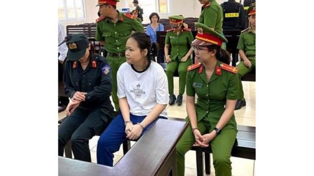 재판을 받는 '사교' 지도자 팜티티엔하(Phạm Thị Thiên Hà)의 모습